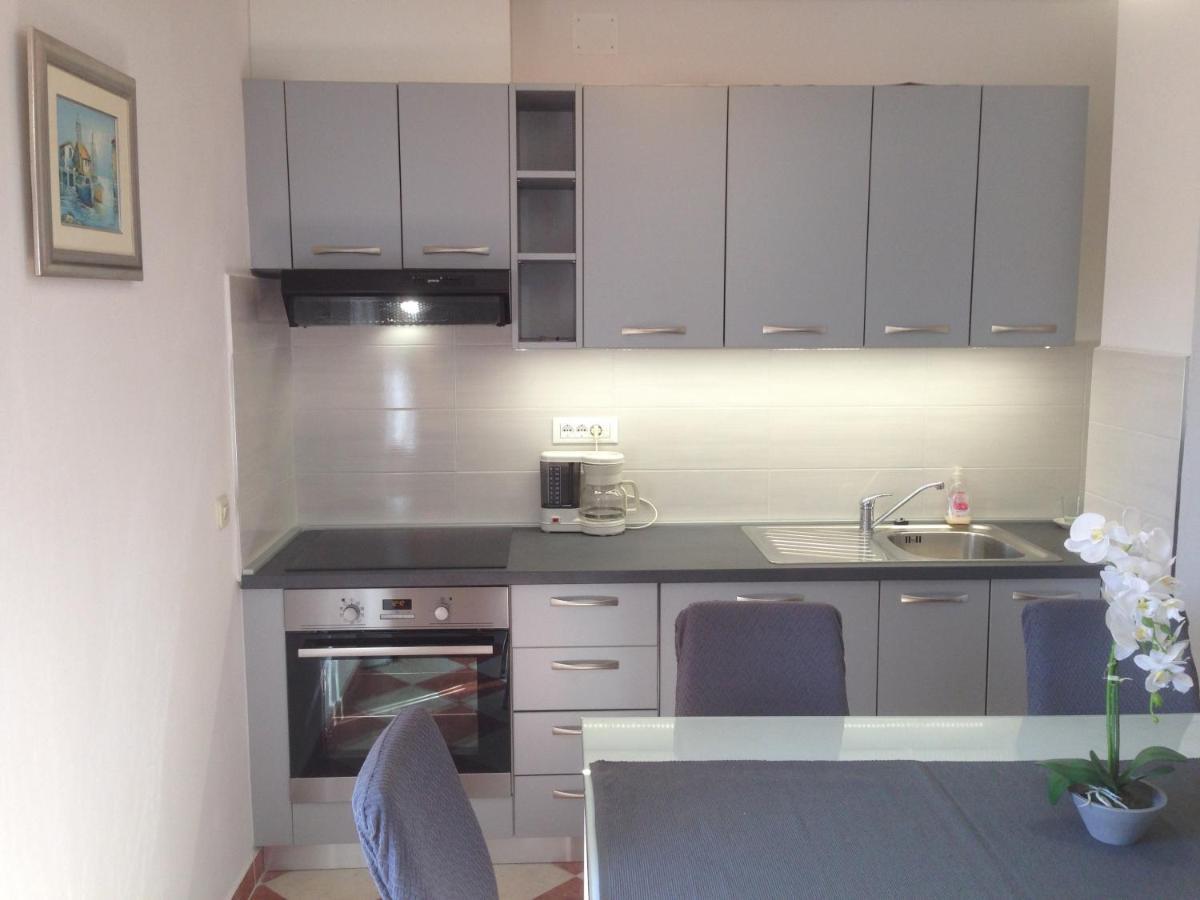 Nilda 2 Apartment Funtana Exterior photo